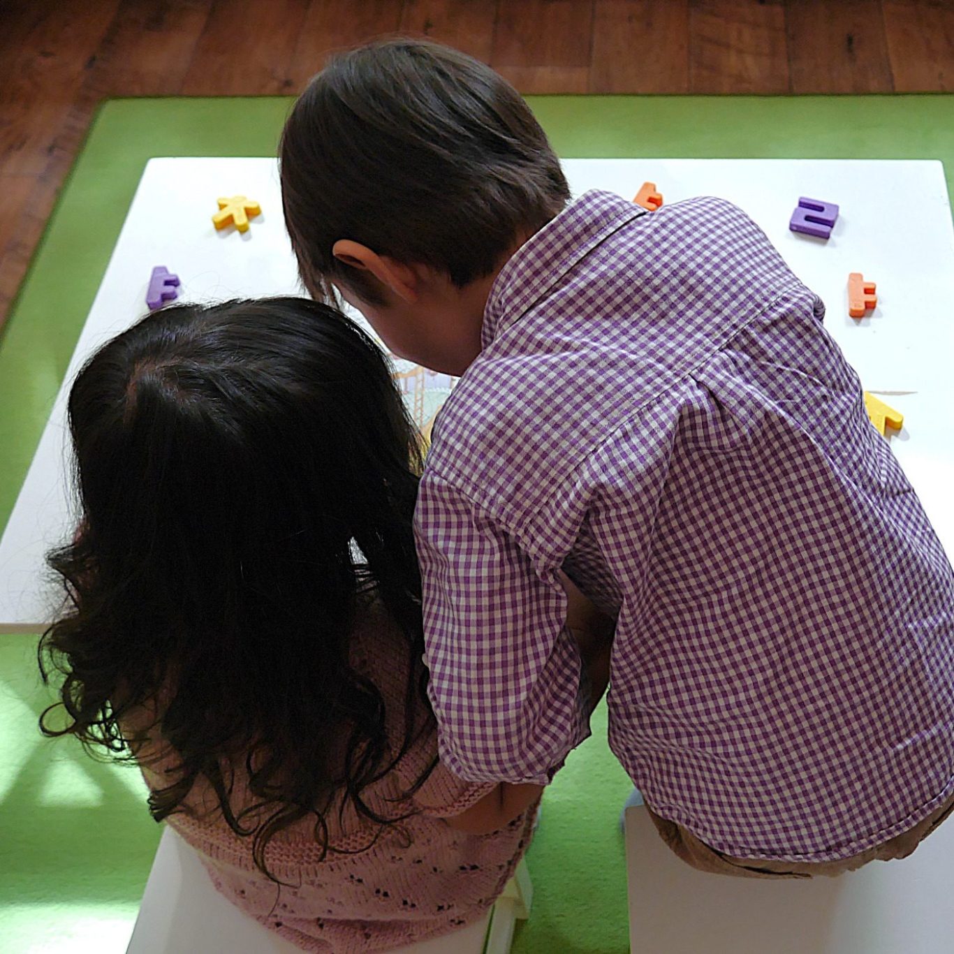 Ein Bild von Kindern, die in einem koreanischen Buch lesen